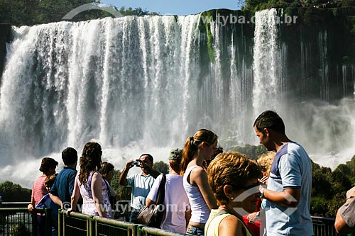  Assunto: Turistas no mirante das Cataratas do Iguaçu / Local: Foz do Iguaçu - Paraná (PR) - Brasil / Data: 05/2008 