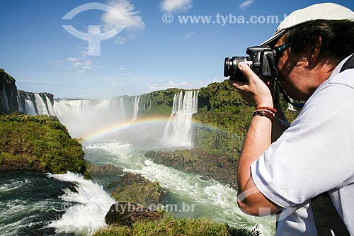  Assunto: Turista no fotografando as Cataratas do Iguaçu / Local: Foz do Iguaçu - Paraná (PR) - Brasil / Data: 05/2008 