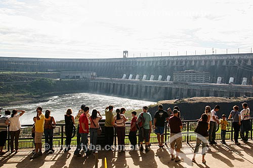  Assunto: Turistas na barragem da Usina Hidrelétrica Itaipu Binacional / Local: Foz do Iguaçu - Paraná (PR) - Brasil / Data: 05/2008 