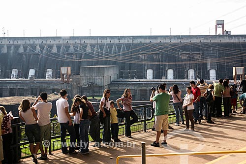  Assunto: Turistas na barragem da Usina Hidrelétrica Itaipu Binacional / Local: Foz do Iguaçu - Paraná (PR) - Brasil / Data: 05/2008 