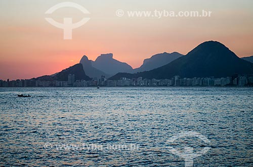  Assunto: Pôr do sol com o Morro Dois Irmãos e a Pedra da Gávea ao fundo / Local: Rio de Janeiro (RJ) - Brasil / Data: 02/2014 