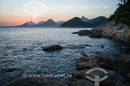  Assunto: Pôr do sol com o Morro Dois Irmãos e a Pedra da Gávea - à esquerda - e o Morro do Corcovado - à direita / Local: Rio de Janeiro (RJ) - Brasil / Data: 02/2014 