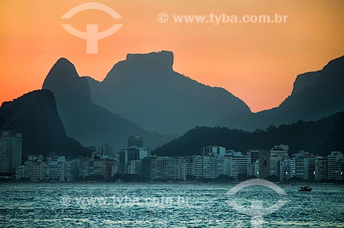  Assunto: Pôr do sol com o Morro Dois Irmãos e a Pedra da Gávea ao fundo / Local: Rio de Janeiro (RJ) - Brasil / Data: 02/2014 