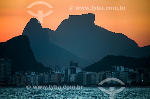  Assunto: Pôr do sol com o Morro Dois Irmãos e a Pedra da Gávea ao fundo / Local: Rio de Janeiro (RJ) - Brasil / Data: 02/2014 