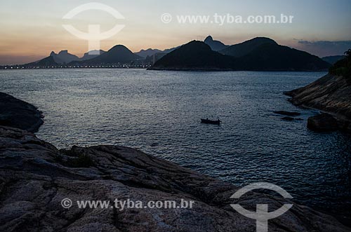  Assunto: Pôr do sol com o Morro Dois Irmãos e a Pedra da Gávea - à esquerda - e o Morro do Corcovado - à direita / Local: Rio de Janeiro (RJ) - Brasil / Data: 02/2014 