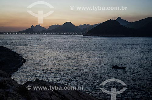  Assunto: Pôr do sol com o Morro Dois Irmãos e a Pedra da Gávea - à esquerda - e o Morro do Corcovado - à direita / Local: Rio de Janeiro (RJ) - Brasil / Data: 02/2014 