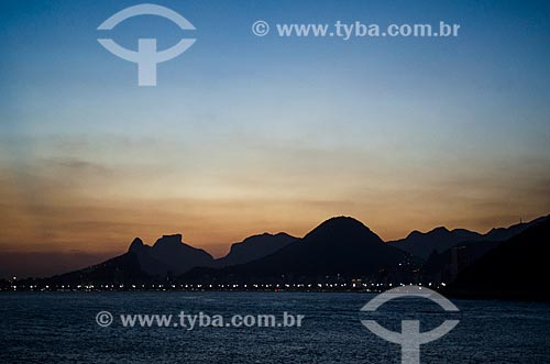  Assunto: Pôr do sol com o Morro Dois Irmãos e a Pedra da Gávea ao fundo / Local: Rio de Janeiro (RJ) - Brasil / Data: 02/2014 