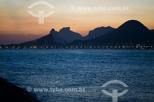  Assunto: Pôr do sol com o Morro Dois Irmãos e a Pedra da Gávea ao fundo / Local: Rio de Janeiro (RJ) - Brasil / Data: 02/2014 