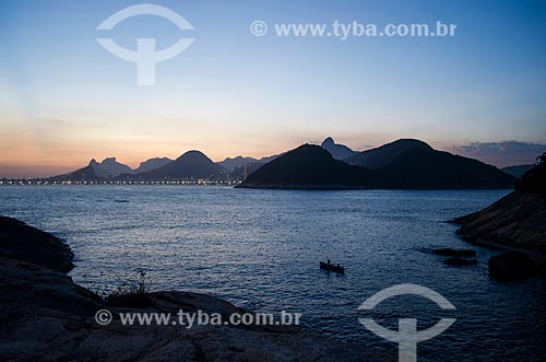  Assunto: Pôr do sol com o Morro Dois Irmãos e a Pedra da Gávea - à esquerda - e o Morro do Corcovado - à direita / Local: Rio de Janeiro (RJ) - Brasil / Data: 02/2014 