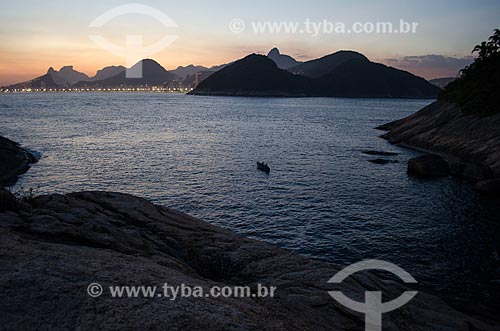  Assunto: Pôr do sol com o Morro Dois Irmãos e a Pedra da Gávea - à esquerda - e o Morro do Corcovado - à direita / Local: Rio de Janeiro (RJ) - Brasil / Data: 02/2014 