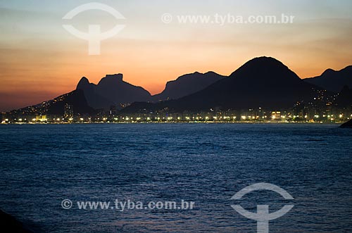  Assunto: Pôr do sol com o Morro Dois Irmãos e a Pedra da Gávea ao fundo / Local: Rio de Janeiro (RJ) - Brasil / Data: 02/2014 