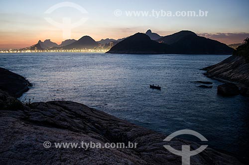  Assunto: Pôr do sol com o Morro Dois Irmãos e a Pedra da Gávea - à esquerda - e o Morro do Corcovado - à direita / Local: Rio de Janeiro (RJ) - Brasil / Data: 02/2014 