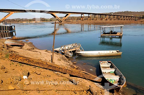  Rio Grande durante período de longa estiagem - Divisa natural entre os Estados de São Paulo e Minas Gerais  - Ouroeste - São Paulo (SP) - Brasil