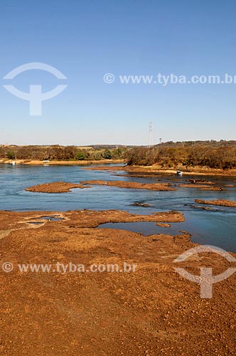  Rio Grande durante período de longa estiagem - Divisa natural entre os Estados de São Paulo e Minas Gerais  - Ouroeste - São Paulo (SP) - Brasil