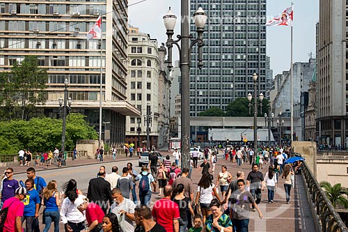  Movimento de pedestres no Viaduto do Chá numa segunda feira ao fundo Praça do Patriarca  - São Paulo - São Paulo (SP) - Brasil