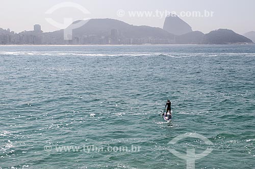  Praticante de stand up paddle na Praia de Copacabana  - Rio de Janeiro - Rio de Janeiro (RJ) - Brasil