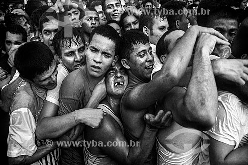  Fiéis segurando a corda durante o Círio de Nossa Senhora de Nazaré  - Belém - Pará (PA) - Brasil