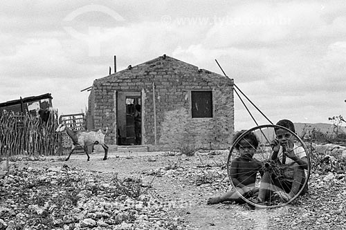  Crianças na seca do sertão  - Canudos - Bahia (BA) - Brasil