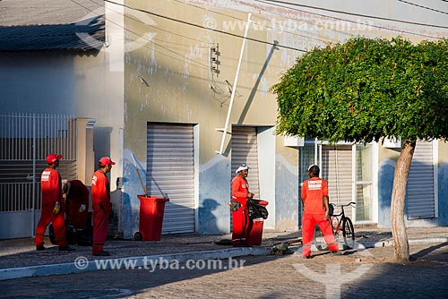  Garis fazendo a limpeza da rua  - Belém de São Francisco - Pernambuco (PE) - Brasil