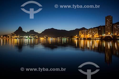  Lagoa Rodrigo de Freitas com o Morro Dois Irmãos e a Pedra da Gávea ao fundo  - Rio de Janeiro - Rio de Janeiro (RJ) - Brasil