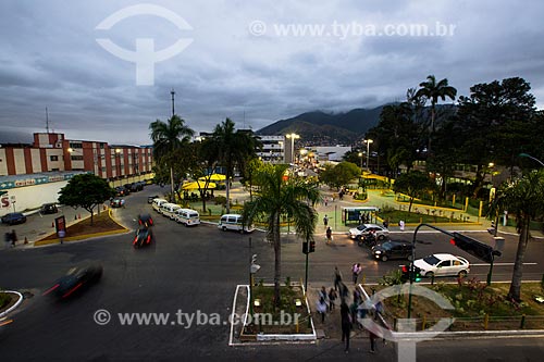  Vista noturna da Praça da Revolução próximo a Estação de trem de Edson Passos   - Mesquita - Rio de Janeiro (RJ) - Brasil