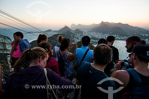  Turistas no Pão de Açúcar durante o pôr do sol  - Rio de Janeiro - Rio de Janeiro (RJ) - Brasil