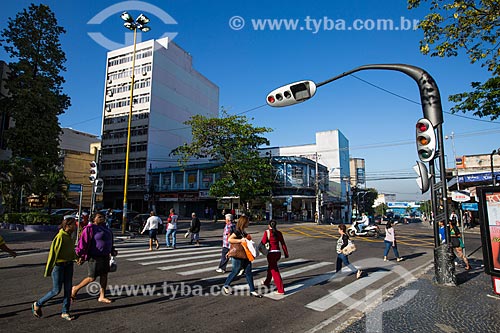  Pedestres na esquina da Rua Paulo Lins com a Rua Major Frazão  - Duque de Caxias - Rio de Janeiro (RJ) - Brasil