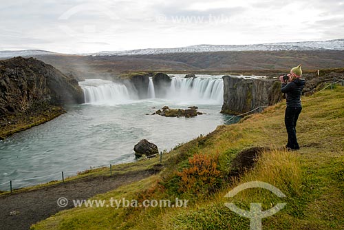  Mulher fotografando queda-dágua próximo à cidade de Akureyri  - Akureyri - Northeastern Region - Islândia