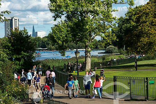  Pessoas passeando no Hyde Park  - Londres - Grande Londres - Inglaterra