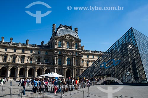  Pirâmide do Louvre (1989) no pátio principal do Palais du Louvre (Palácio do Louvre) com o Musée du Louvre (Museu do Louvre) ao fundo  - Paris - Paris - França