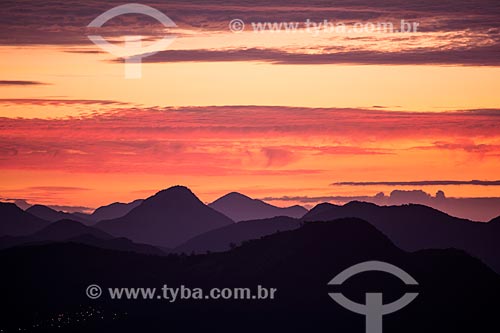  Vista do nascer do sol entre as montanhas a partir do Mirante Dona Marta  - Rio de Janeiro - Rio de Janeiro (RJ) - Brasil