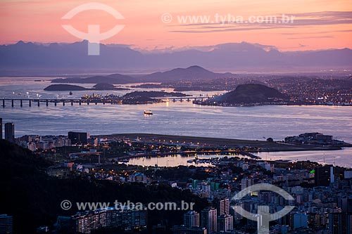  Vista do nascer do sol no Aeroporto Santos Dumont (1936) e Marina da Glória a partir do Mirante Dona Marta  - Rio de Janeiro - Rio de Janeiro (RJ) - Brasil