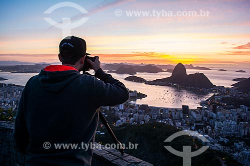  Homem fotografando o nascer do sol no Pão de Açúcar a partir do Mirante Dona Marta  - Rio de Janeiro - Rio de Janeiro (RJ) - Brasil