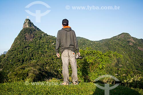  Homem com câmera fotográfica no Mirante Dona Marta com o Cristo Redentor ao fundo  - Rio de Janeiro - Rio de Janeiro (RJ) - Brasil