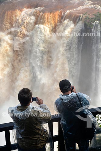  Turistas no mirante das Cataratas do Iguaçu  - Foz do Iguaçu - Paraná (PR) - Brasil