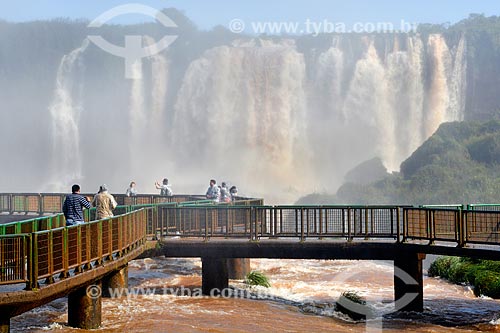  Turistas no mirante das Cataratas do Iguaçu  - Foz do Iguaçu - Paraná (PR) - Brasil