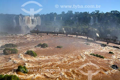  Turistas no mirante das Cataratas do Iguaçu  - Foz do Iguaçu - Paraná (PR) - Brasil