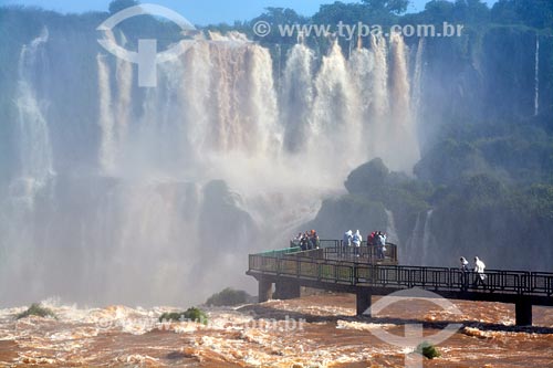  Turistas no mirante das Cataratas do Iguaçu  - Foz do Iguaçu - Paraná (PR) - Brasil