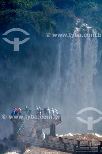  Turistas no mirante das Cataratas do Iguaçu  - Foz do Iguaçu - Paraná (PR) - Brasil