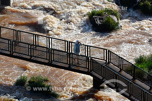  Turistas no mirante das Cataratas do Iguaçu  - Foz do Iguaçu - Paraná (PR) - Brasil