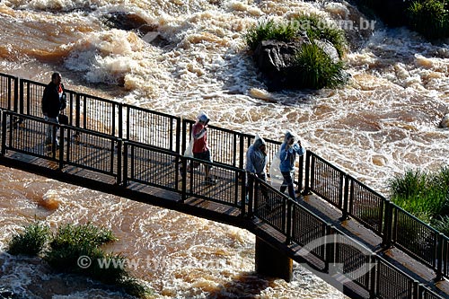  Turistas no mirante das Cataratas do Iguaçu  - Foz do Iguaçu - Paraná (PR) - Brasil