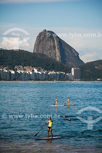  Stand up paddle na Praia de Copacabana com o Pão de Açúcar ao fundo  - Rio de Janeiro - Rio de Janeiro (RJ) - Brasil