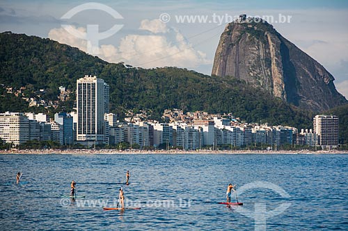  Stand up paddle na Praia de Copacabana com o Pão de Açúcar ao fundo  - Rio de Janeiro - Rio de Janeiro (RJ) - Brasil