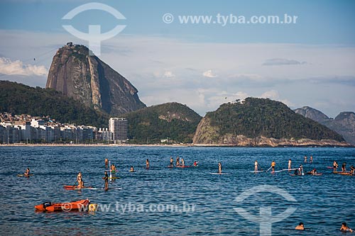  Stand up paddle na Praia de Copacabana com o Pão de Açúcar ao fundo  - Rio de Janeiro - Rio de Janeiro (RJ) - Brasil