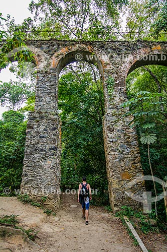  Homem passando sob um dos arcos do Aqueduto do Lazareto próximo à Vila do Abraão  - Angra dos Reis - Rio de Janeiro (RJ) - Brasil