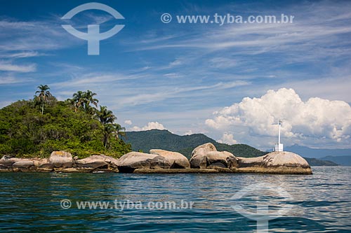  Ilha com farol na Enseada do Abraão  - Angra dos Reis - Rio de Janeiro (RJ) - Brasil