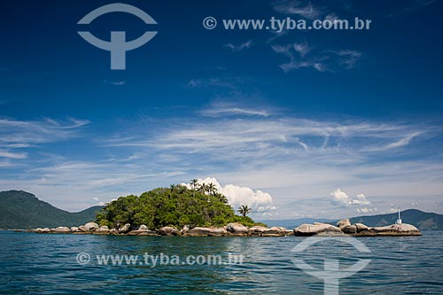  Ilha com farol na Enseada do Abraão  - Angra dos Reis - Rio de Janeiro (RJ) - Brasil