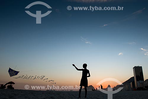  Menino soltando pipa na Praia de Copacabana  - Rio de Janeiro - Rio de Janeiro (RJ) - Brasil