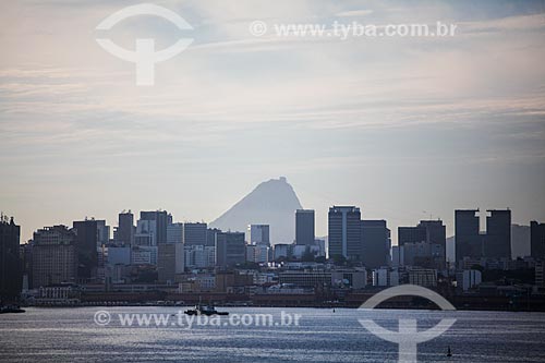  Vista do centro do Rio de Janeiro a partir da Ponte Rio-Niterói com o Pão de Açúcar ao fundo  - Rio de Janeiro - Rio de Janeiro (RJ) - Brasil