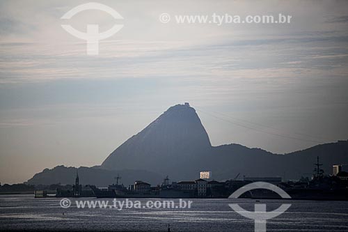  Vista do centro do Rio de Janeiro a partir da Ponte Rio-Niterói com o Pão de Açúcar ao fundo  - Rio de Janeiro - Rio de Janeiro (RJ) - Brasil